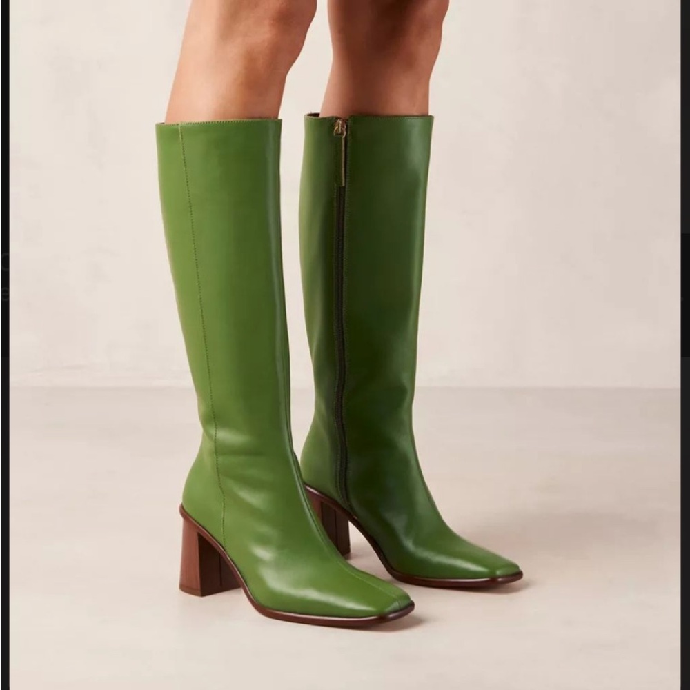 ISO!!!! Alohas East Boot in Evergreen